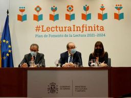 El ministro de Cultura y Deporte, Miquel Iceta; la directora general del Libro y Fomento de la Lectura, María José Gálvez, y el presidente del Federación de Gremios de Editores de España, Patrici Tixis, en la presentación del Plan de Fomento de la Lectura 2021-2024